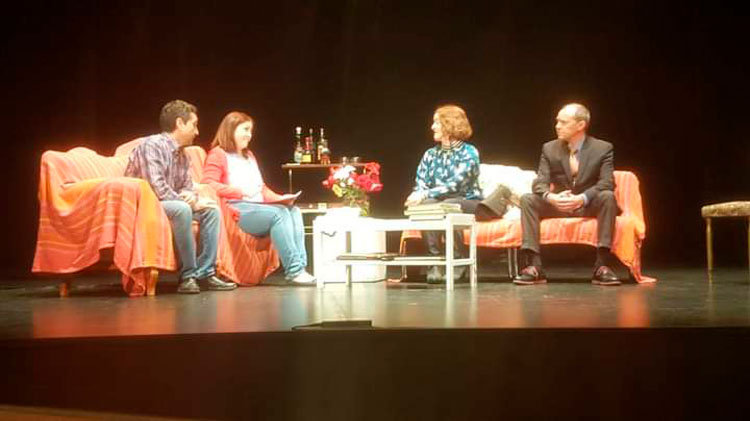 Imagen de dos actores en el teatro