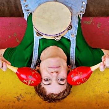 Imagen de dos actores en el teatro