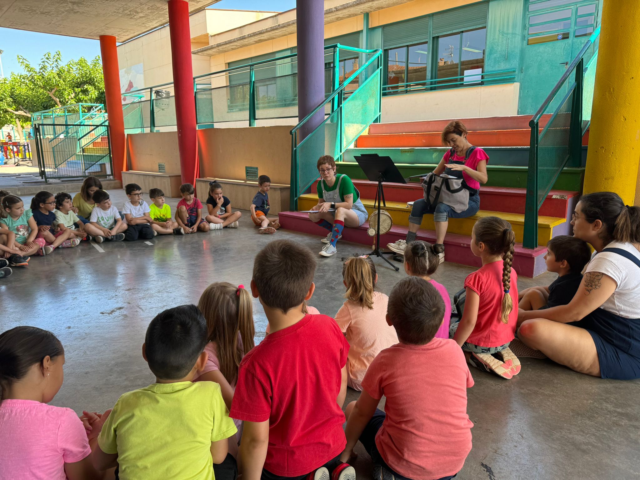Imagen de dos actores en el teatro
